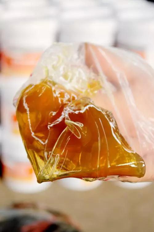 外觀越亮、顏色越淺的潤滑脂， 性能和質量越好嗎？